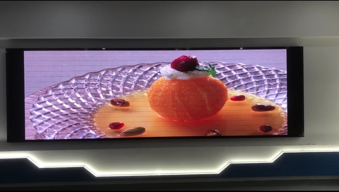 經(jīng)開室內(nèi)全彩P2.5安裝完成    尺寸：4.8×1.44   像素點：1920×576