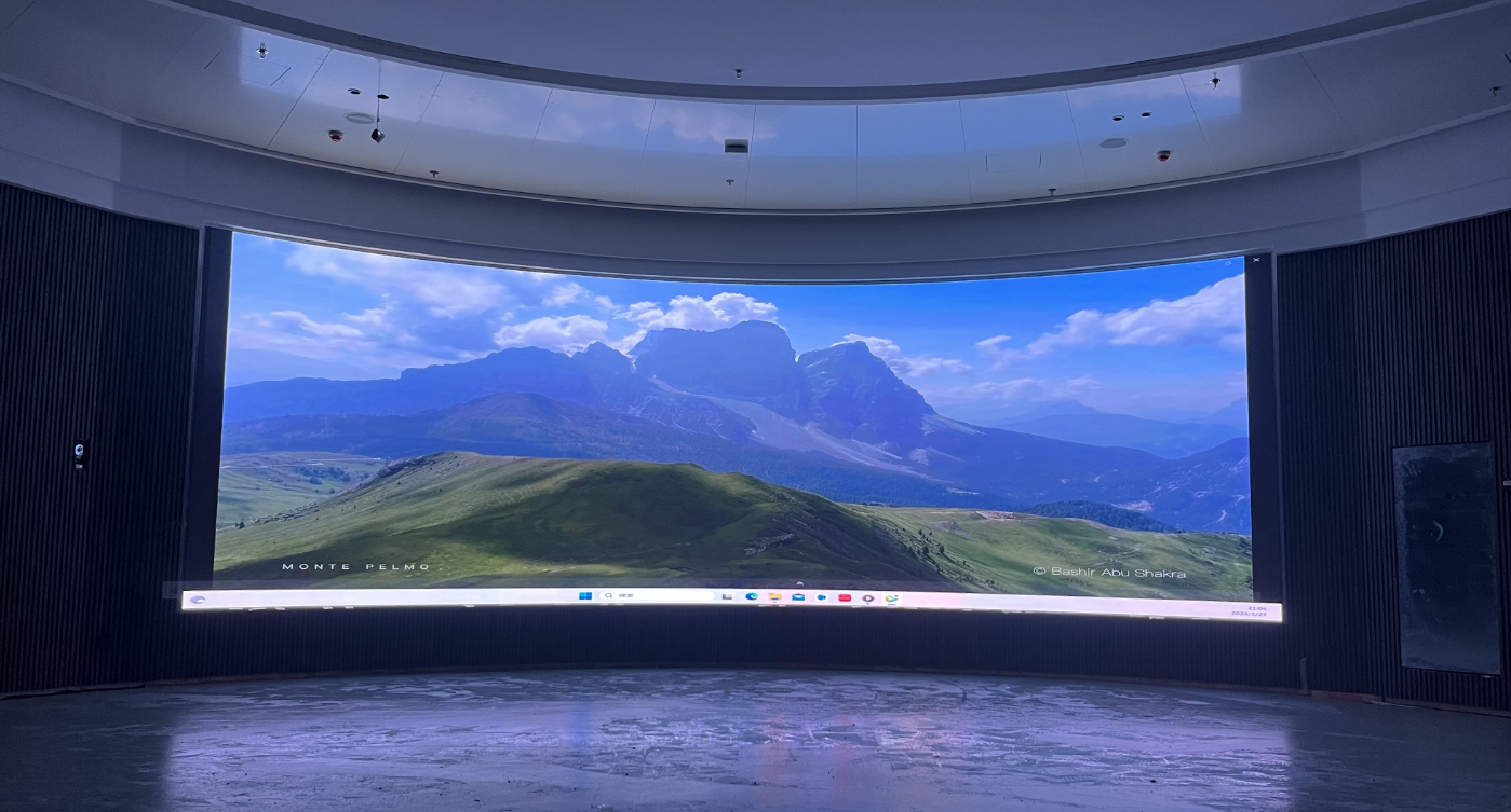 武漢***科技公司弧形屏安裝調試完畢！?像素點：5824??1872 ；尺寸： 8.96??2.88