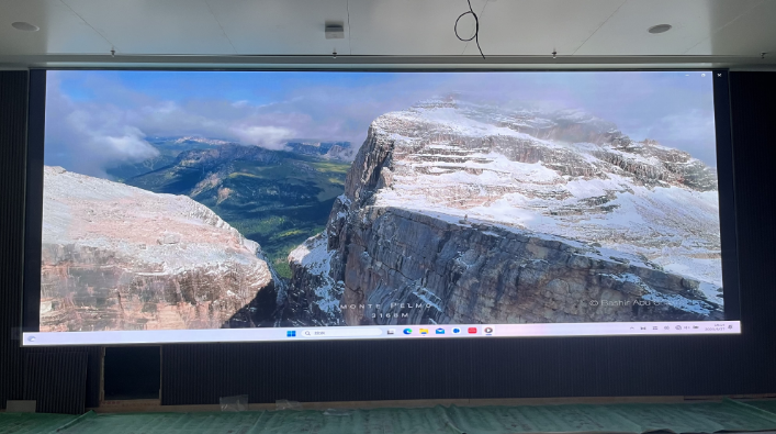 武漢***科技公司會議室屏安裝調試完畢！  像素點 ：5200??1976； 尺寸 ：8??3.04